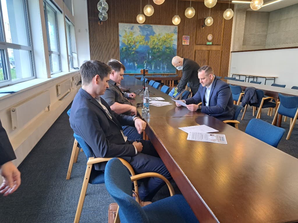 Účastníci akademie při předávání certifikátů v učebně
